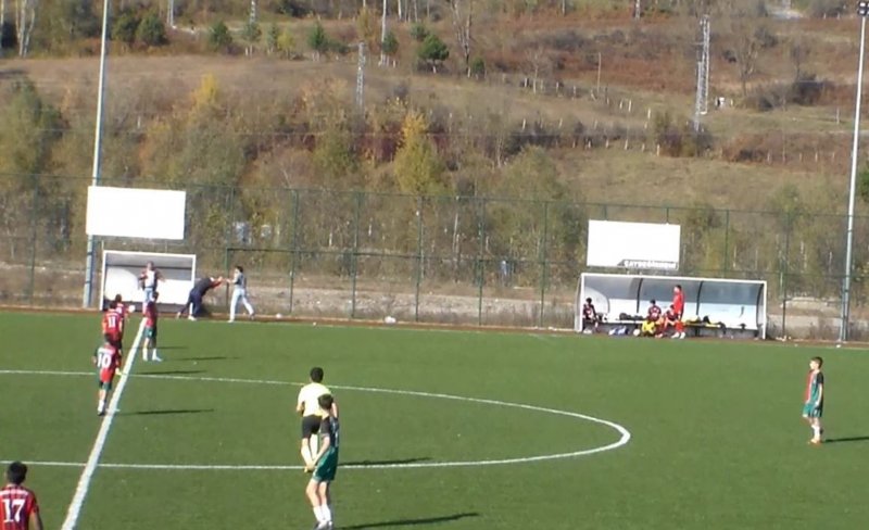 Yumruk yumruğa kavga eden antrenörleri futbolcular ayırdı - 1