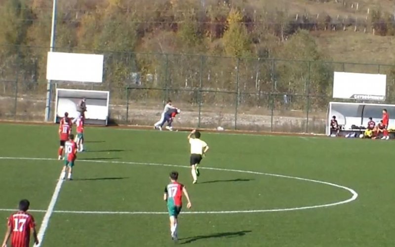 Yumruk yumruğa kavga eden antrenörleri futbolcular ayırdı - 2