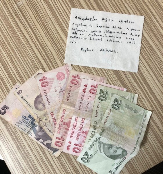 Askerler kullandıkları sabun, peçete ve şampuan için para bıraktılar; birer tane de not… - 1