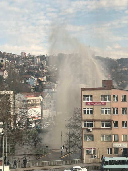 BORU PATLADI, SU METRELERCE YÜKSEKLİĞE ULAŞTI! - 1