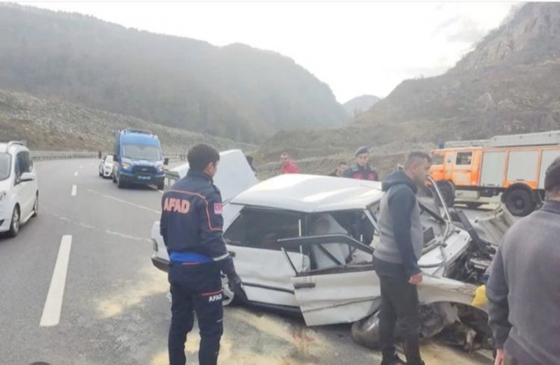 Ereğli-Zonguldak yolunda kaza… 1 yaralı… ARAÇTA SIKIŞTI - 3