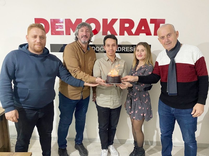 Gazetecilerden Demokrat Zonguldak bürosuna ziyaret… PASTALI KUTLAMA - 1
