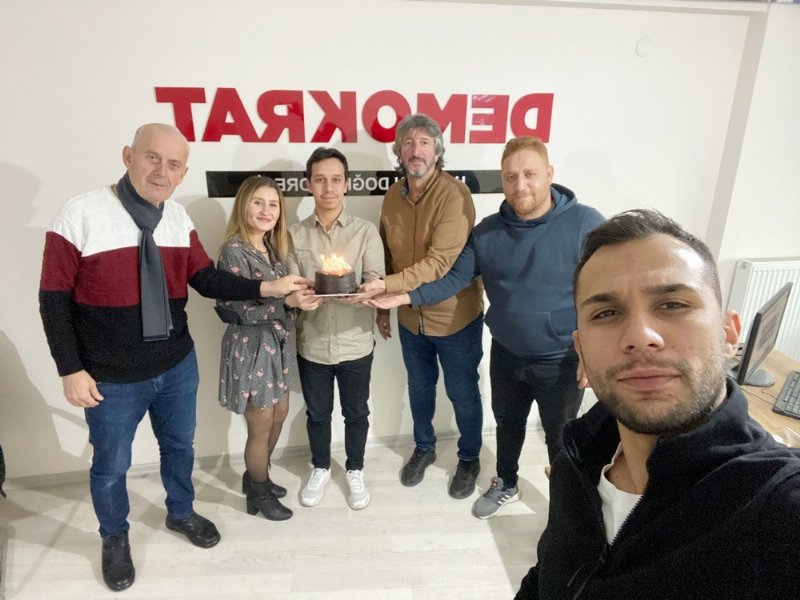Gazetecilerden Demokrat Zonguldak bürosuna ziyaret… PASTALI KUTLAMA - 4