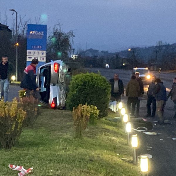 Önce refüje, sonra beton direğe çarptı, çiçekliğe çıkarak devrildi… UCUZ ATLATTI - 3