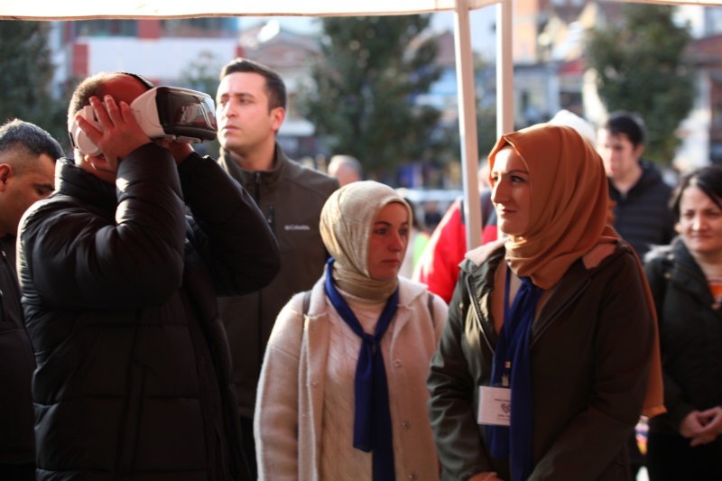 Sanal gözlükle dünyaya bir günlüğüne otizmli bireylerin gözünden baktılar  - 2