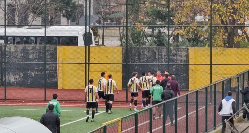 Tribünden sahaya inip golü vermeyen hakeme saldırdı… TARAFTAR ÇILDIRDI - 1