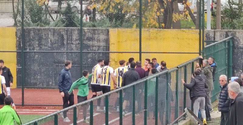 Tribünden sahaya inip golü vermeyen hakeme saldırdı… TARAFTAR ÇILDIRDI - 3