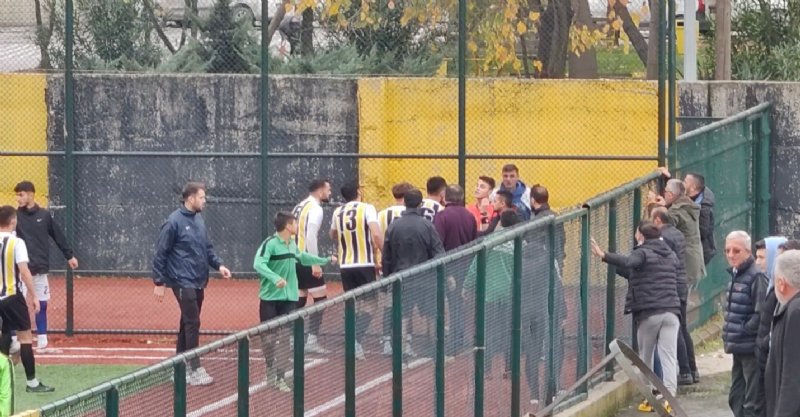Tribünden sahaya inip golü vermeyen hakeme saldırdı… TARAFTAR ÇILDIRDI - 4