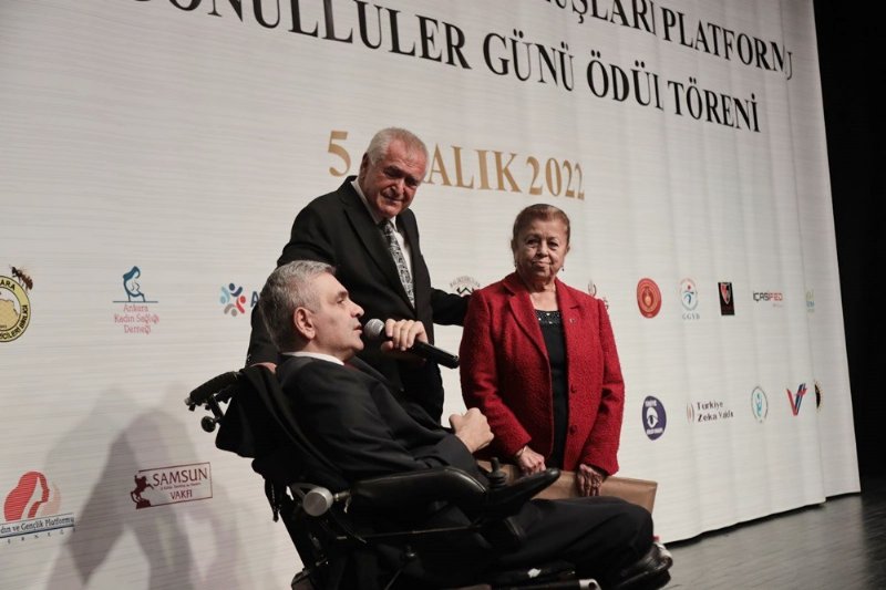 “YILIN GÖNÜLLÜSÜ ÖDÜLÜ” ŞENTÜRK’E - 2