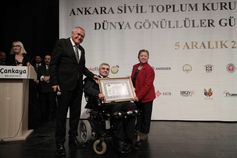 “YILIN GÖNÜLLÜSÜ ÖDÜLÜ” ŞENTÜRK’E - 3