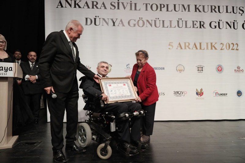 “YILIN GÖNÜLLÜSÜ ÖDÜLÜ” ŞENTÜRK’E - 7