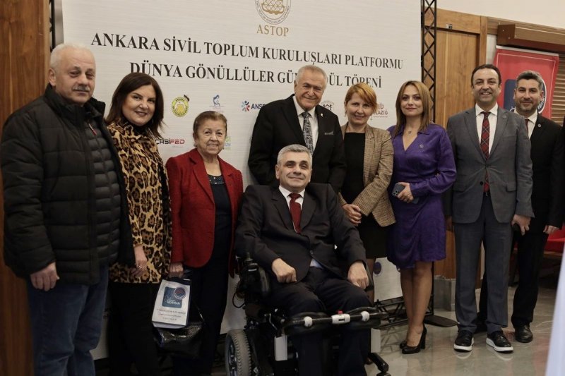 “YILIN GÖNÜLLÜSÜ ÖDÜLÜ” ŞENTÜRK’E - 8