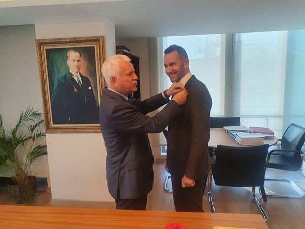 CHP’li Meclis üyesi parti değiştirdi, Rozetini Genel Başkan Yardımcısı Koray Aydın taktı… SERTAN KUZU İYİ PARTİ’DE… - 1