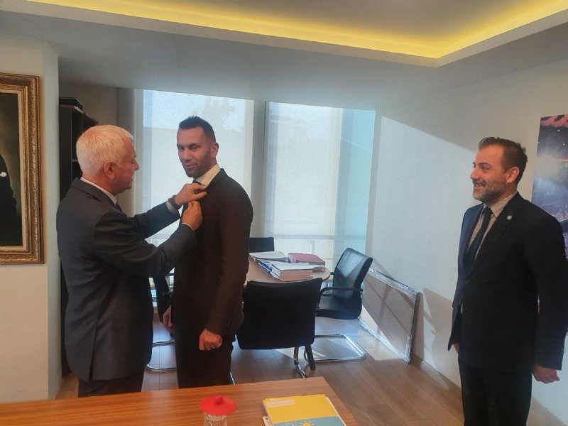 CHP’li Meclis üyesi parti değiştirdi, Rozetini Genel Başkan Yardımcısı Koray Aydın taktı… SERTAN KUZU İYİ PARTİ’DE… - 2