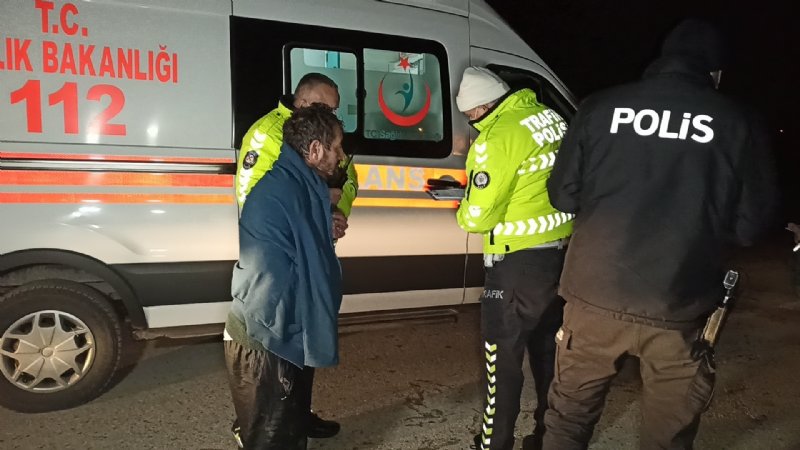  Düzce’de otomobil dereye uçtu, 3 yaralı - 6