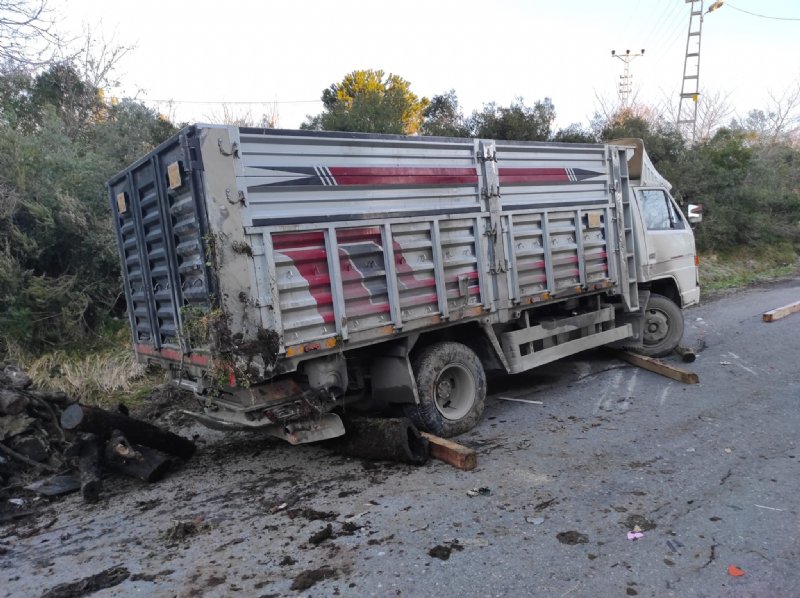 Freni boşalan kamyon yan yattı - 4