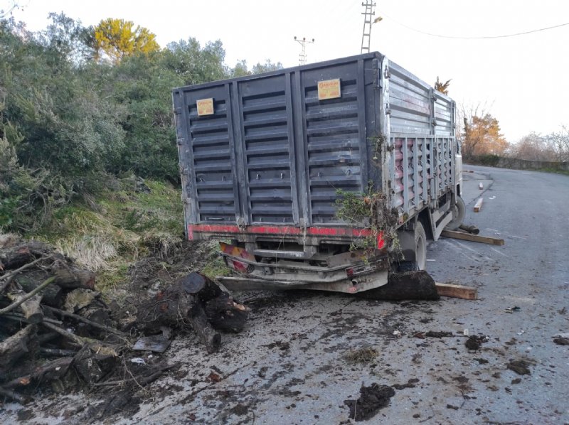 Freni boşalan kamyon yan yattı - 5