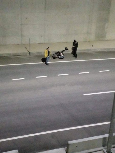 Kaldırıma çarpan motosiklet sürücüsü 30 metre sürüklendi - 1