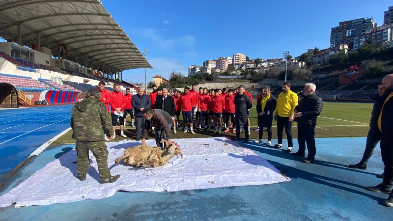 KÖMÜRSPOR ÇAREYİ KURBAN KESMEKTE BULDU - 2