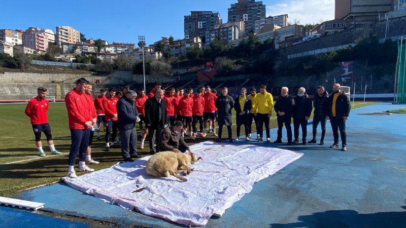 KÖMÜRSPOR ÇAREYİ KURBAN KESMEKTE BULDU - 3