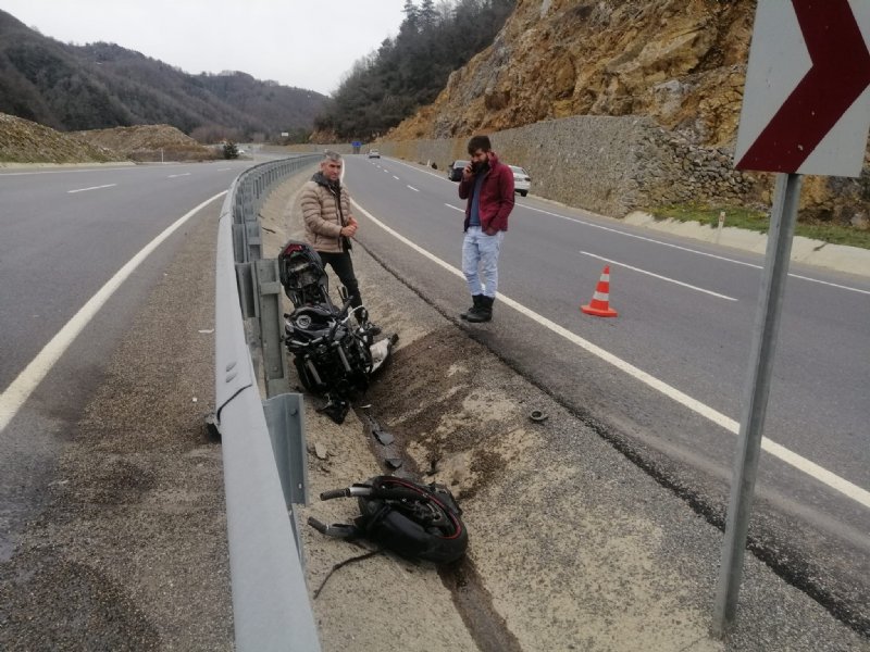 Motosiklet bariyerlere çarptı, parçalara ayrıldı… 2 KİŞİ YARALANDI - 2