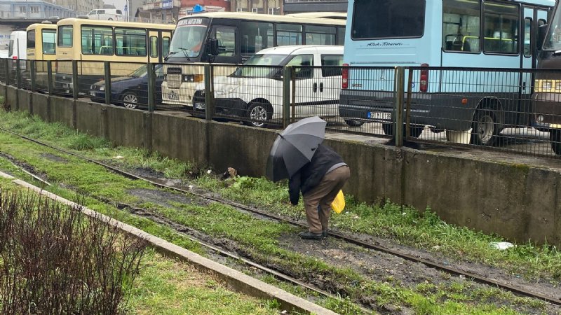 VAGONLARDAN SAÇILAN KÖMÜR PARÇALARINI ARADI! - 2