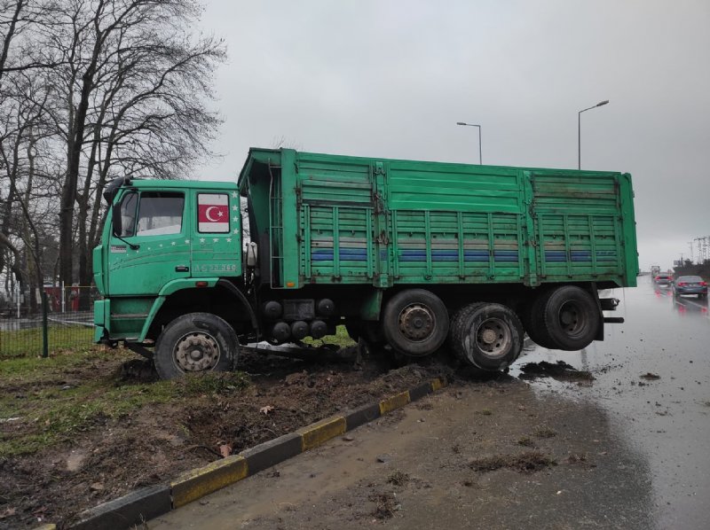  Yoldan çıkan kamyon refüje çıktı - 1