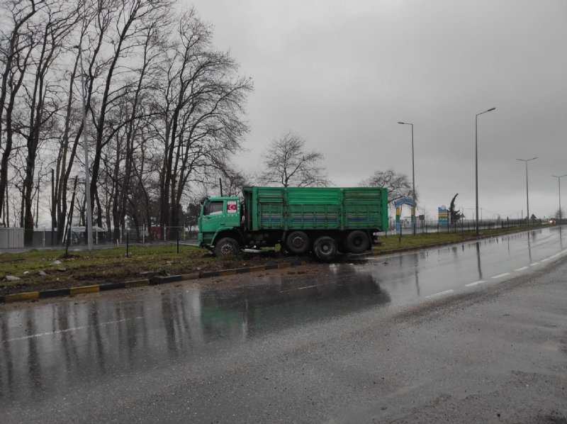 Yoldan çıkan kamyon refüje çıktı - 3