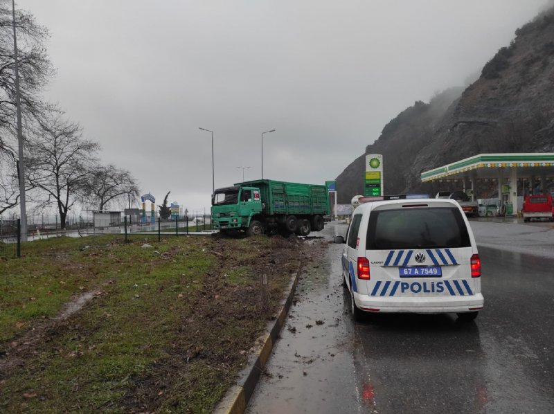 Yoldan çıkan kamyon refüje çıktı - 4