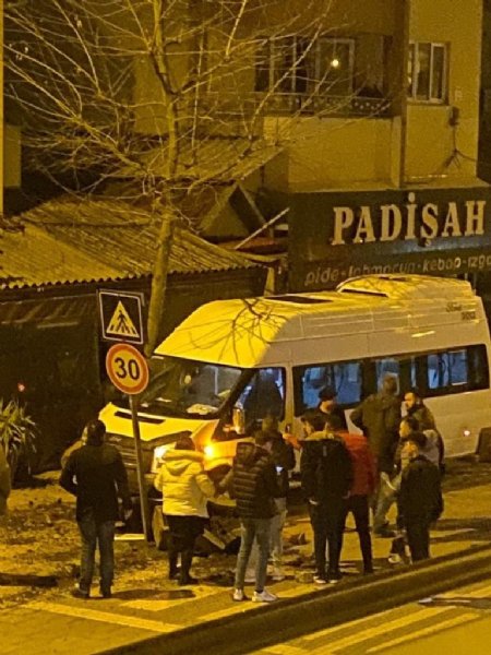 Alkollü sürücüyü kafeye girmekten beton saksılar ve direk durdurdu… ÇAYCUMA’DA KAZA - 2