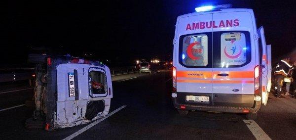 KAMYONDAN UÇAN BRANDAYA ÇARPAN ARAÇ TAKLA ATTI! - 1
