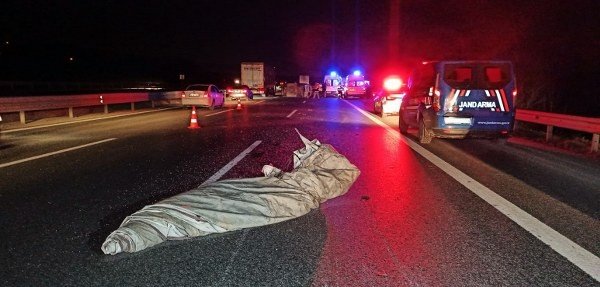 KAMYONDAN UÇAN BRANDAYA ÇARPAN ARAÇ TAKLA ATTI! - 2