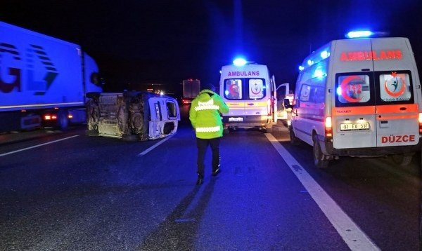 KAMYONDAN UÇAN BRANDAYA ÇARPAN ARAÇ TAKLA ATTI! - 3