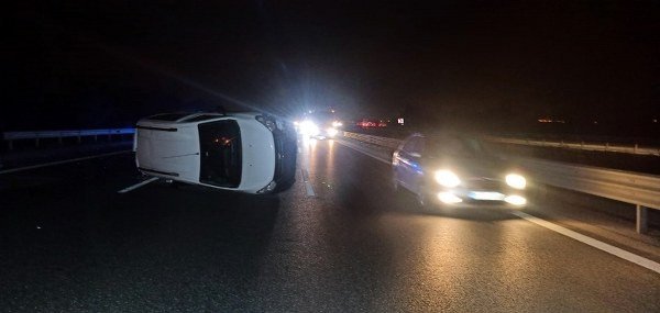KAMYONDAN UÇAN BRANDAYA ÇARPAN ARAÇ TAKLA ATTI! - 4