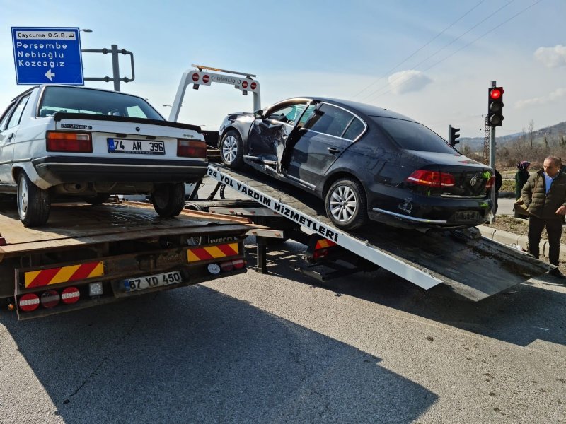 KAVŞAKTA ÇARPIŞTILAR: 5 YARALI - 4