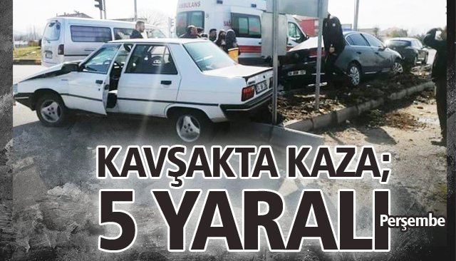 KAVŞAKTA ÇARPIŞTILAR: 5 YARALI 