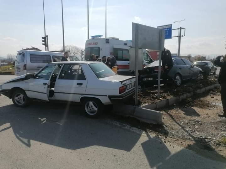 KAVŞAKTA ÇARPIŞTILAR: 5 YARALI - 1
