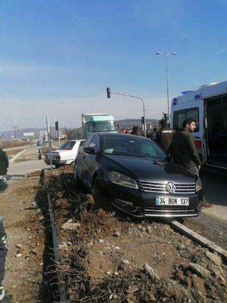 KAVŞAKTA ÇARPIŞTILAR: 5 YARALI - 3