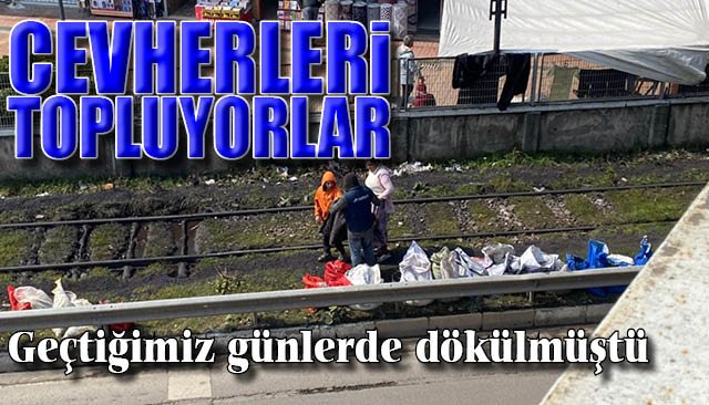 Raylara dökülen cevherleri topluyorlar 