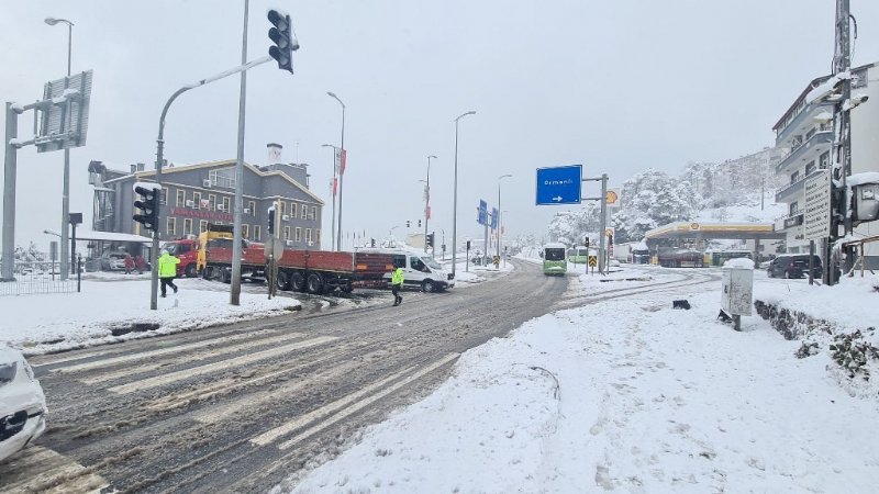 TIR, TIRAFİK IŞIKLARINA ÇARPTI - 1
