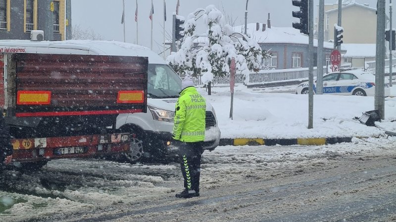 TIR, TIRAFİK IŞIKLARINA ÇARPTI - 2