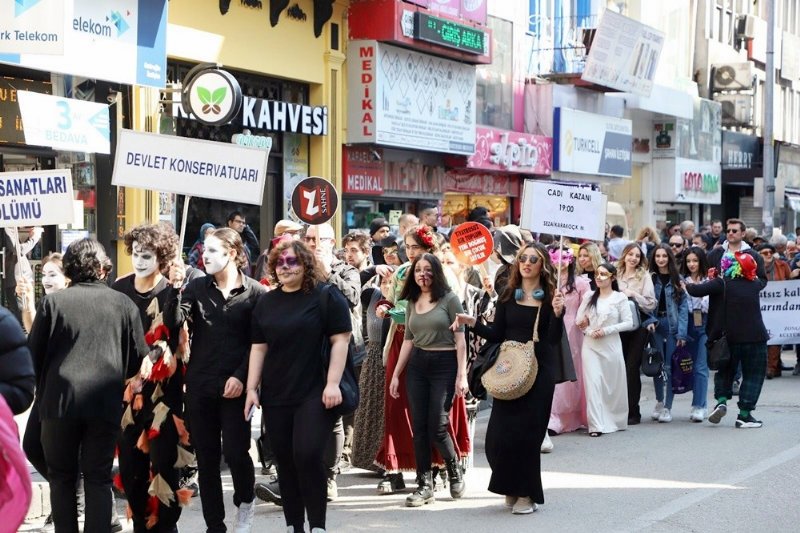 Tiyatro günü renkli görüntülere sahne oldu  - 6