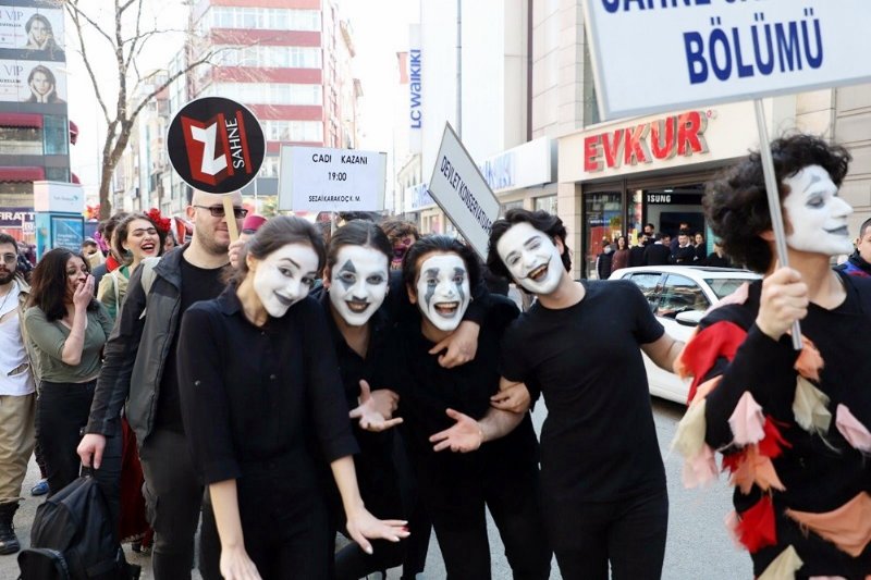Tiyatro günü renkli görüntülere sahne oldu - 10