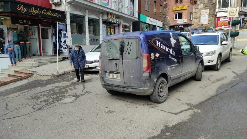 YAŞLI ADAMA KAMYONET ÇARPTI - 1