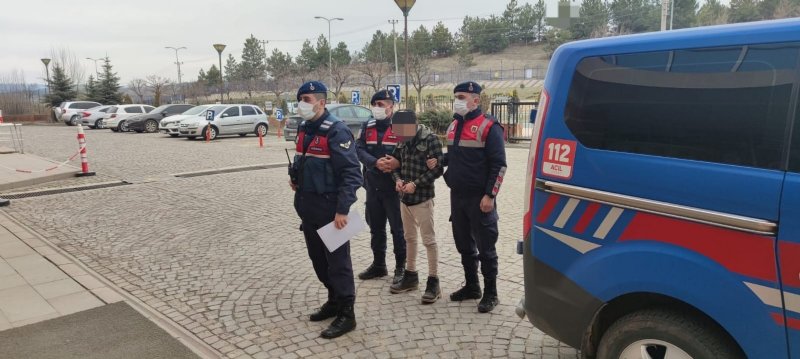 10 yıl hapis cezası bulunan şahıs saklandığı köy evinde yakalandı - 1