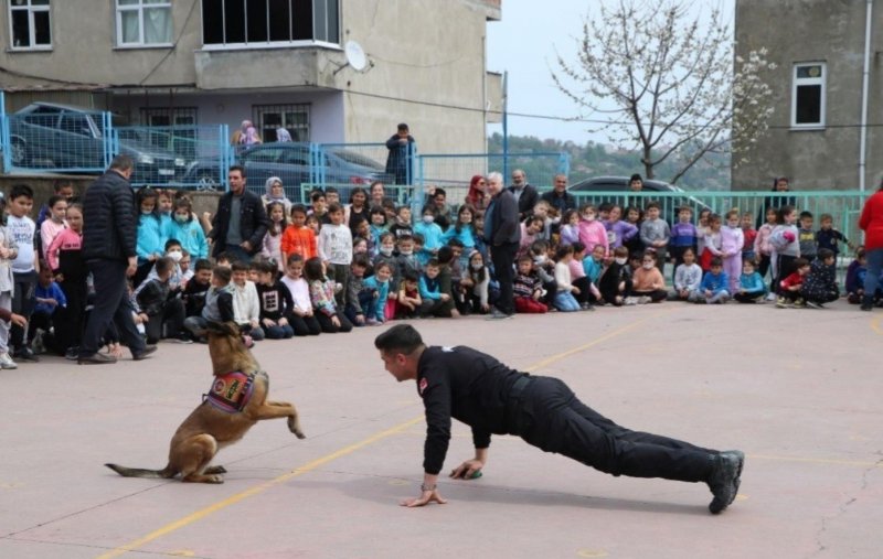 23 Nisan gösterisine eğitimli köpekler de katıldı… NE MARİFETLERİ VARMIŞ! - 3