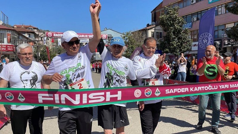 95 YAŞINDA ATLET, ADINA DÜZENLENEN MARATONDA KOŞTU  - 1