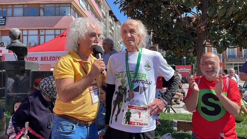 95 YAŞINDA ATLET, ADINA DÜZENLENEN MARATONDA KOŞTU  - 2