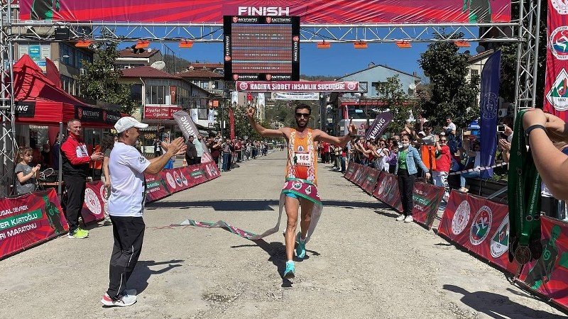 95 YAŞINDA ATLET, ADINA DÜZENLENEN MARATONDA KOŞTU  - 3