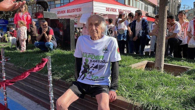 95 YAŞINDA ATLET, ADINA DÜZENLENEN MARATONDA KOŞTU  - 4